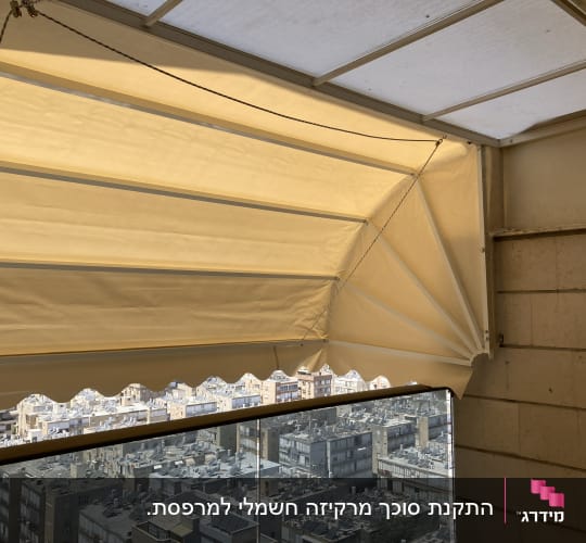 סוכך בד צהוב עם חבלים ומבנה מתכת
